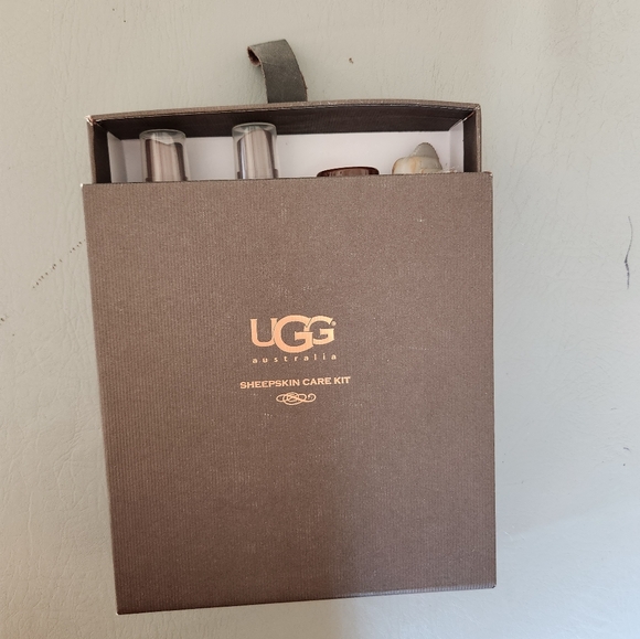 UGG Women's Classic Short Boots + Care Kit size 9 - Picture 9 of 9